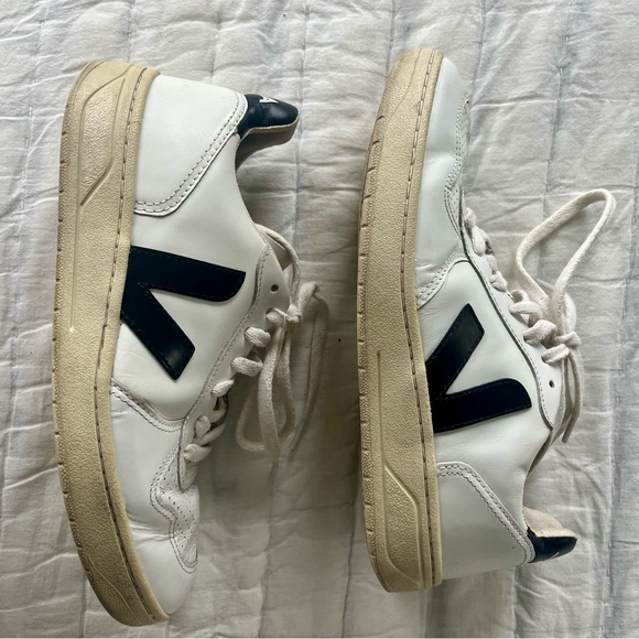 Veja Size 7 Black & White - Picture 2 of 10